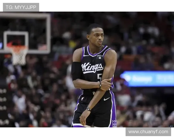 福克斯半场表现出色10投4中三分2中4贡献12分5助助力球队争胜